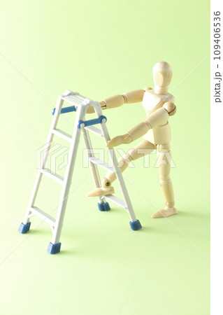 脚立を使って作業するシチュエーション 脚立を使って作業するシチュエーション 109406536