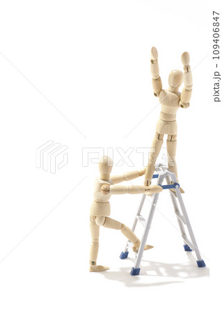 ペアになって脚立を使って作業するシチュエーションを白背景で撮影 ペアになって脚立を使って作業するシチュエーションを白背景で撮影 109406847