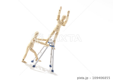 ペアになって脚立を使って作業するシチュエーションを白背景で撮影 109406855