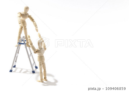ペアになって脚立を使って作業するシチュエーションを白背景で撮影 ペアになって脚立を使って作業するシチュエーションを白背景で撮影 109406859