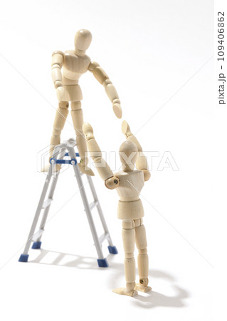 ペアになって脚立を使って作業するシチュエーションを白背景で撮影 ペアになって脚立を使って作業するシチュエーションを白背景で撮影 109406862