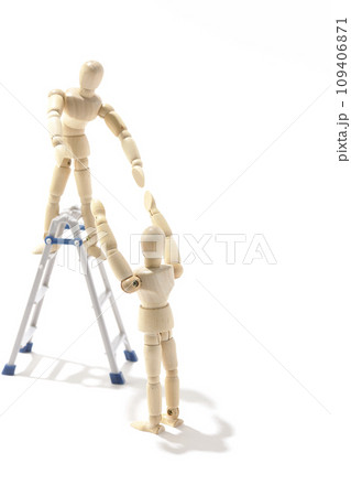 ペアになって脚立を使って作業するシチュエーションを白背景で撮影 109406871