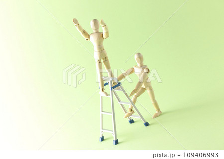 ペアになって脚立を使って作業するシチュエーション ペアになって脚立を使って作業するシチュエーション 109406993