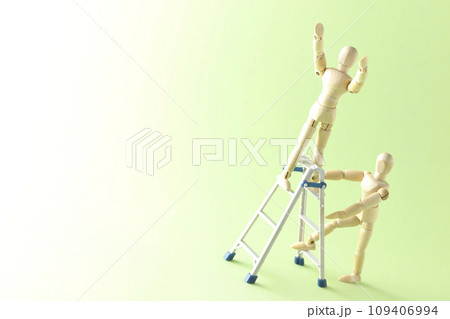 ペアになって脚立を使って作業するシチュエーション 109406994
