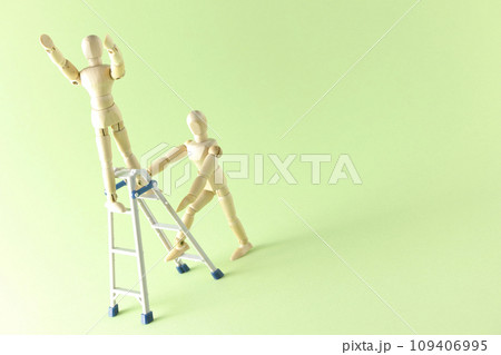 ペアになって脚立を使って作業するシチュエーション ペアになって脚立を使って作業するシチュエーション 109406995