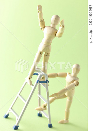 ペアになって脚立を使って作業するシチュエーション 109406997