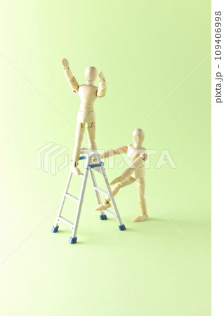 ペアになって脚立を使って作業するシチュエーション ペアになって脚立を使って作業するシチュエーション 109406998