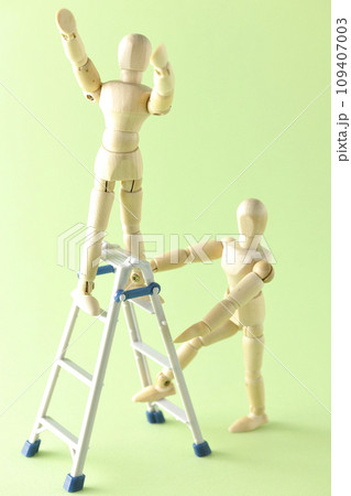 ペアになって脚立を使って作業するシチュエーション 109407003