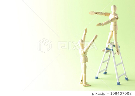 ペアになって脚立を使って作業するシチュエーション 109407008