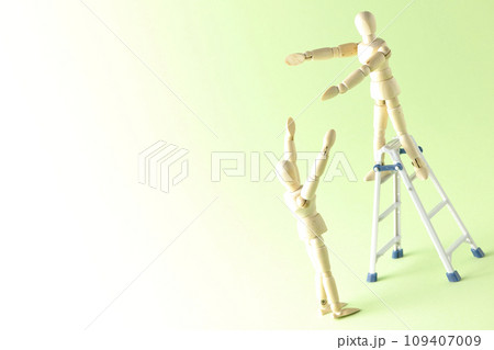 ペアになって脚立を使って作業するシチュエーション 109407009