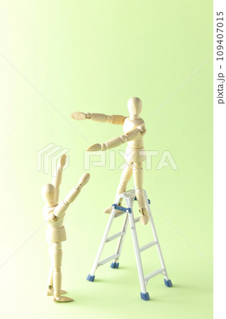 ペアになって脚立を使って作業するシチュエーション ペアになって脚立を使って作業するシチュエーション 109407015