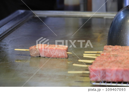 和牛の串焼き 鉄板焼き 観光地の食べ歩き 牛肉の串焼き 和牛の串焼き 鉄板焼き 観光地の食べ歩き 牛肉の串焼き 109407093