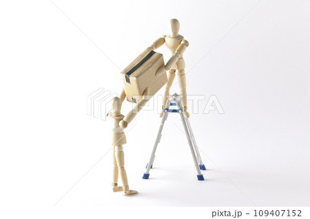 ペアになって脚立を使って作業するシチュエーション 109407152