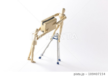 ペアになって脚立を使って作業するシチュエーション ペアになって脚立を使って作業するシチュエーション 109407154