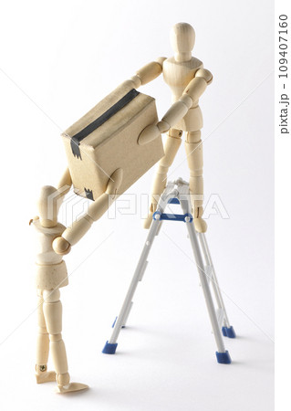 ペアになって脚立を使って作業するシチュエーション ペアになって脚立を使って作業するシチュエーション 109407160