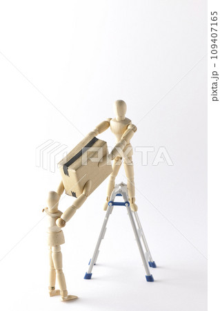 ペアになって脚立を使って作業するシチュエーション ペアになって脚立を使って作業するシチュエーション 109407165
