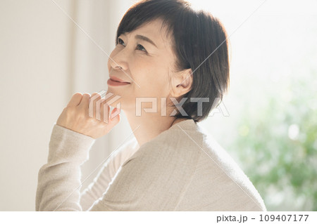 スキンケアをする50代の女性 109407177