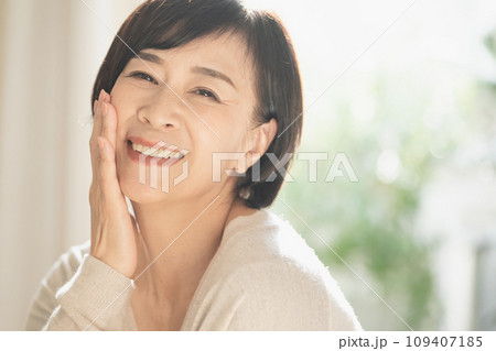 スキンケアをする50代の女性 スキンケアをする50代の女性 109407185