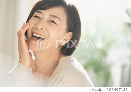 スキンケアをする50代の女性 109407186