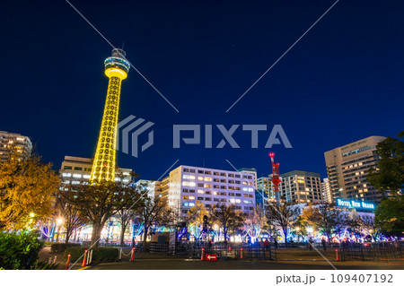 横浜　ライトアップされたマリンタワーと山下公園 109407192