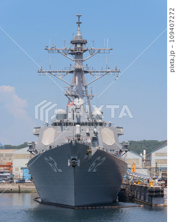 停泊する米海軍イージス艦フィッツジェラルド 109407272