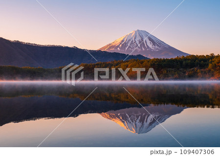 夜明けの富士山（西湖にて） 109407306