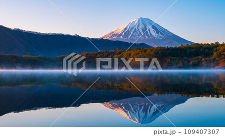夜明けの富士山（西湖にて） 109407307