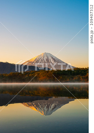 夜明けの富士山（西湖にて） 109407312