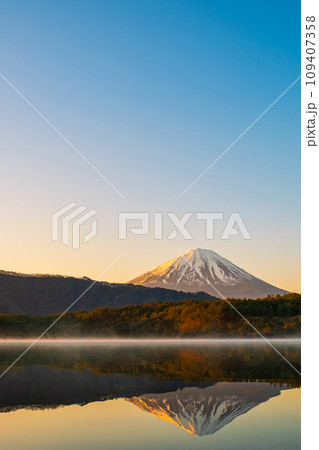 夜明けの富士山（西湖にて） 109407358
