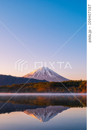 夜明けの富士山(西湖にて) 夜明けの富士山(西湖にて) 109407387