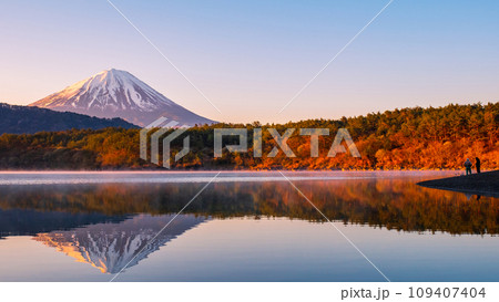 夜明けの富士山(西湖にて) 夜明けの富士山(西湖にて) 109407404