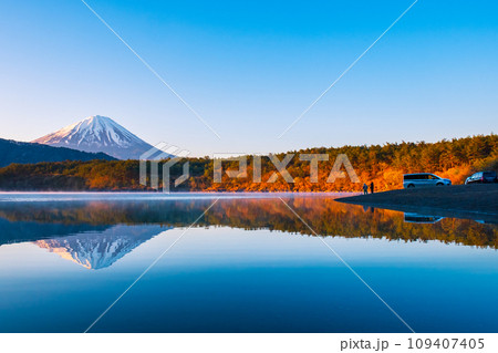 夜明けの富士山（西湖にて） 109407405
