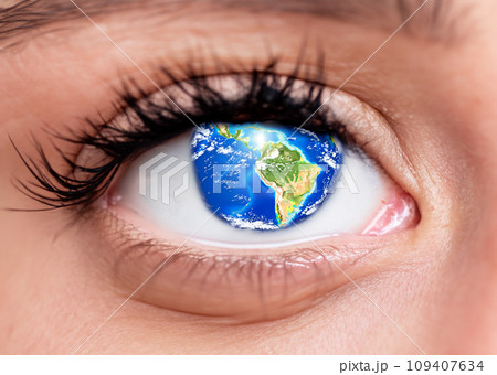 環境問題　瞳に地球が映る女性、虹彩、目のマクロ撮影　クローズアップ　AI生成画像 109407634