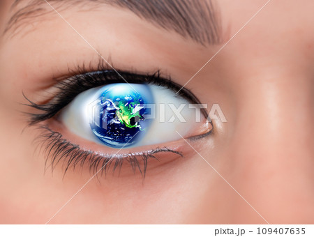 環境問題　瞳に地球が映る女性、虹彩、目のマクロ撮影　クローズアップ　AI生成画像 109407635