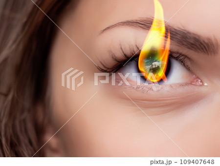 ビジネス モチベーションで瞳が燃える女性、虹彩、目のマクロ撮影 クローズアップ AI生成画像 ビジネス モチベーションで瞳が燃える女性、虹彩、目のマクロ撮影 クローズアップ AI生成画像 109407648