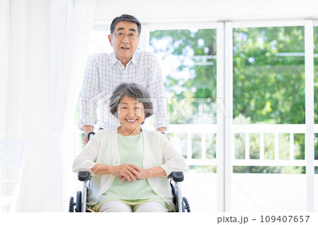 介護 シニア夫婦のポートレート 介護 シニア夫婦のポートレート 109407657