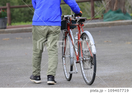 自転車を押すサイクリスト 自転車を押すサイクリスト 109407719
