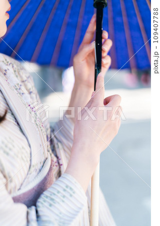 和傘を持った着物姿の若い女性 顔無し 和傘を持った着物姿の若い女性 顔無し 109407788