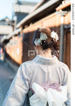 着物姿の若い女性　顔無し 109407789