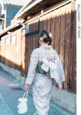 着物姿の若い女性　顔無し 109407790