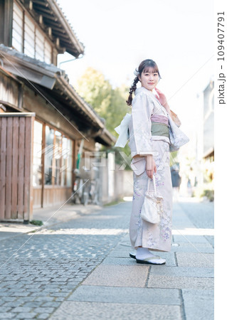 着物姿で街を散歩する若い女性 109407791