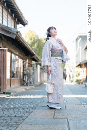 着物姿で街を散歩する若い女性 109407792