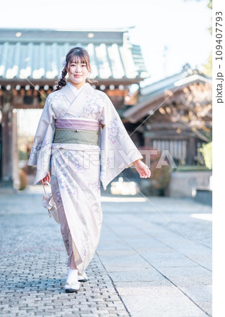 着物姿で街を散歩する若い女性 109407793