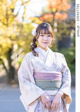 紅葉の中着物きた若い女性 109407798