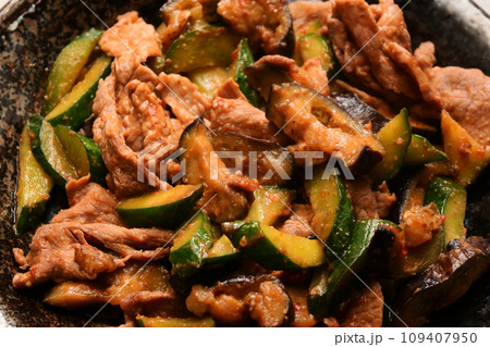 きゅうりとなすのピリ辛みそ炒め きゅうりとなすのピリ辛みそ炒め 109407950