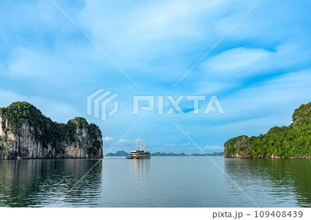 ベトナム　奇岩が続くハロン湾クルーズのクルーズ船 109408439