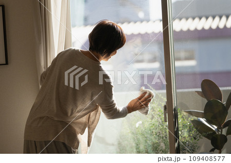 窓掃除をするシニアの女性 窓掃除をするシニアの女性 109408577