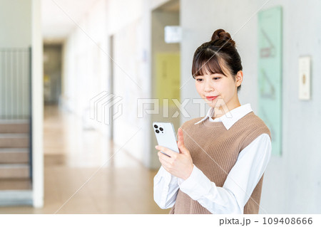 スマホを操作する女子大生。撮影協力:有明教育芸術短期大学 スマホを操作する女子大生。撮影協力:有明教育芸術短期大学 109408666