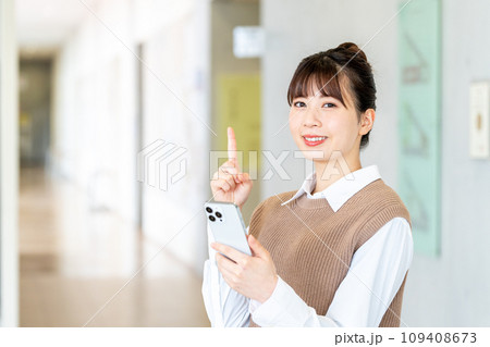 スマホを操作する女子大生。撮影協力：有明教育芸術短期大学 109408673