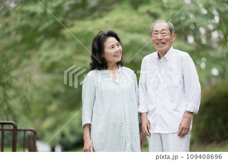 70・80代のシニア夫婦 70・80代のシニア夫婦 109408696